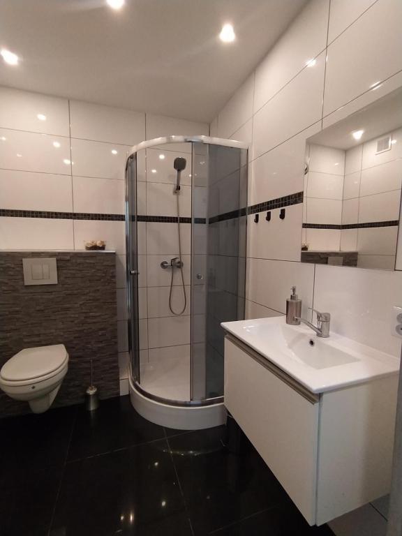 Koupelna v ubytování WRN APARTAMENTY