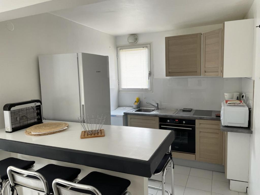 Kuchyň nebo kuchyňský kout v ubytování APPARTEMENT T2 ROUTE DES SALINES