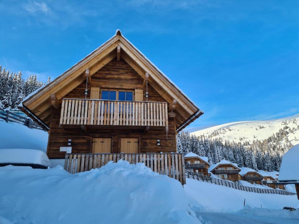 a log cabin in the snow at Troadkastn Chalet in Hinteralm