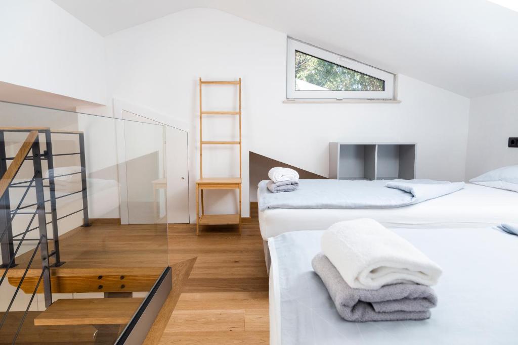 Postel nebo postele na pokoji v ubytování Holiday Houses Portoroz