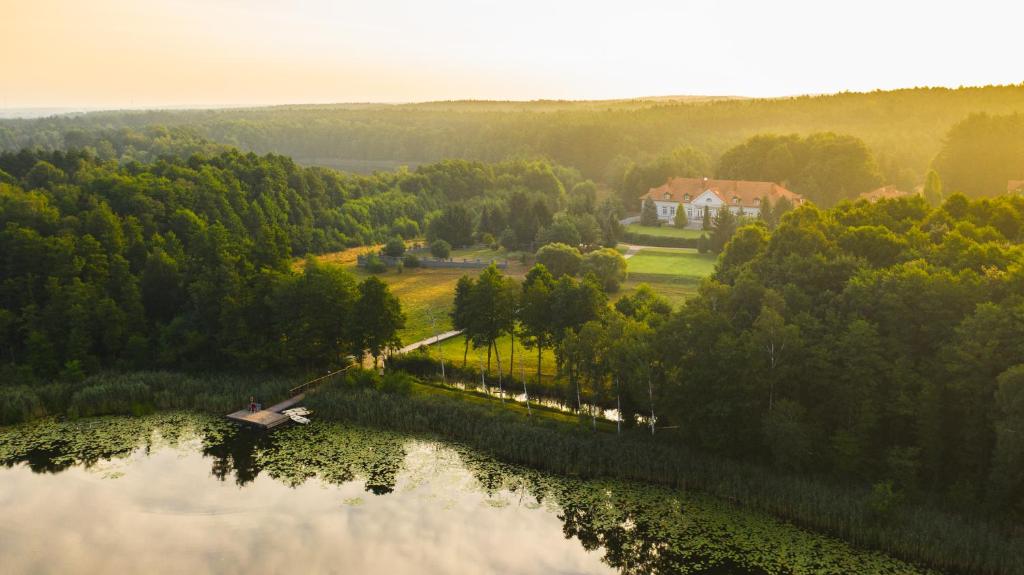 - une vue aérienne sur une maison à côté d'un lac dans l'établissement Weranda Home, à Sławica