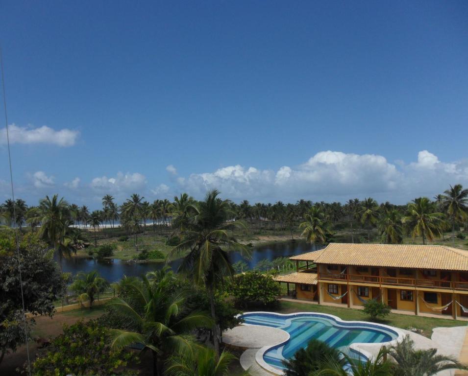 uma vista aérea de um resort com uma piscina em Pousada Anga em Baixio