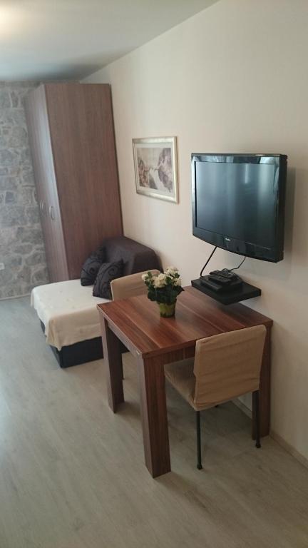 Televízia a/alebo spoločenská miestnosť v ubytovaní Apartments Centrum Split