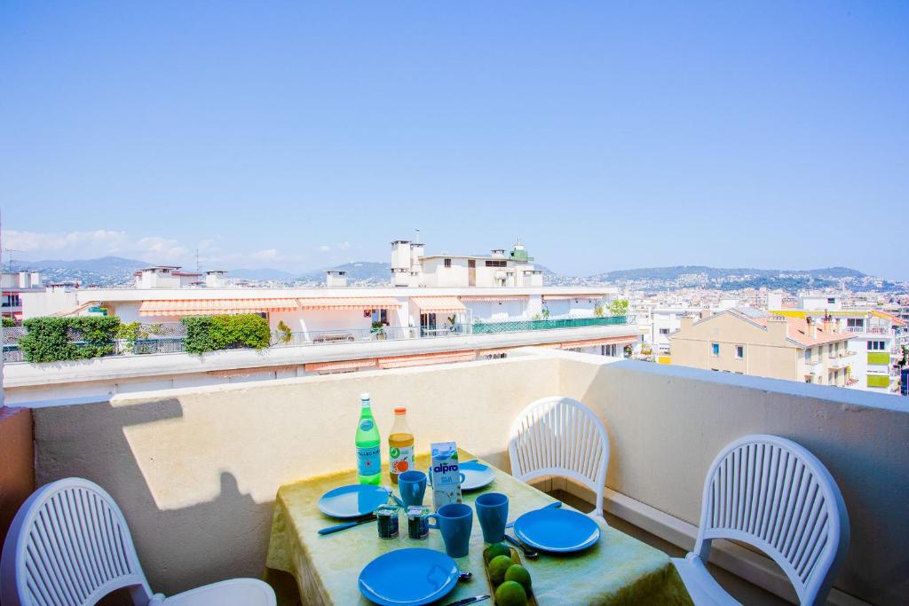 une table et des chaises sur un balcon avec vue dans l'établissement Passy Azur AP4242 by Riviera Holiday Homes, à Nice