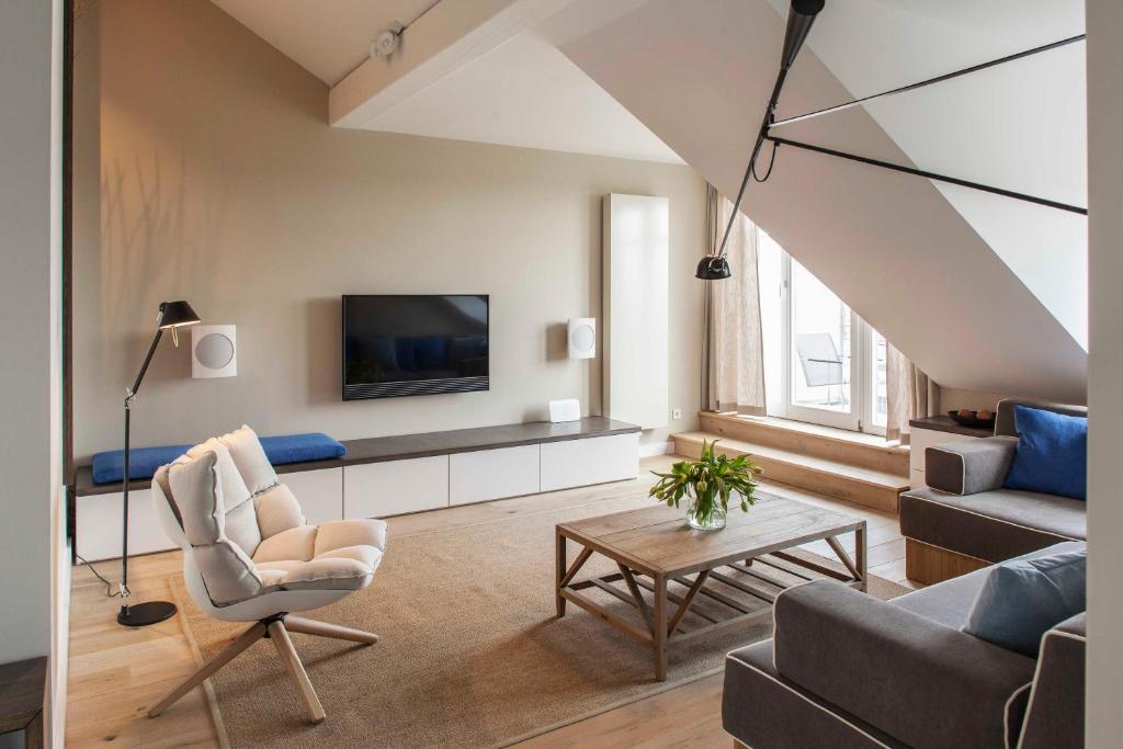 sala de estar con sofá y TV en Larus Appartment Residenz Bellevue WG 5 en Zinnowitz