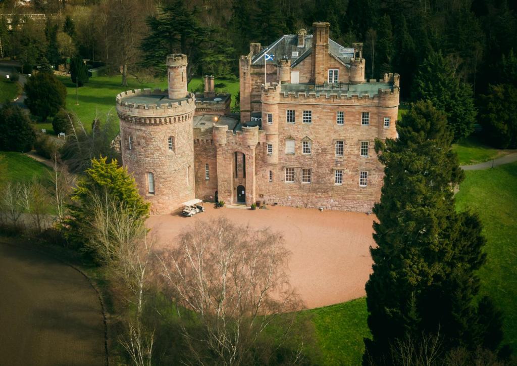 Dalhousie Castle Hotel في Bonnyrigg: قلعة قديمة عليها برج