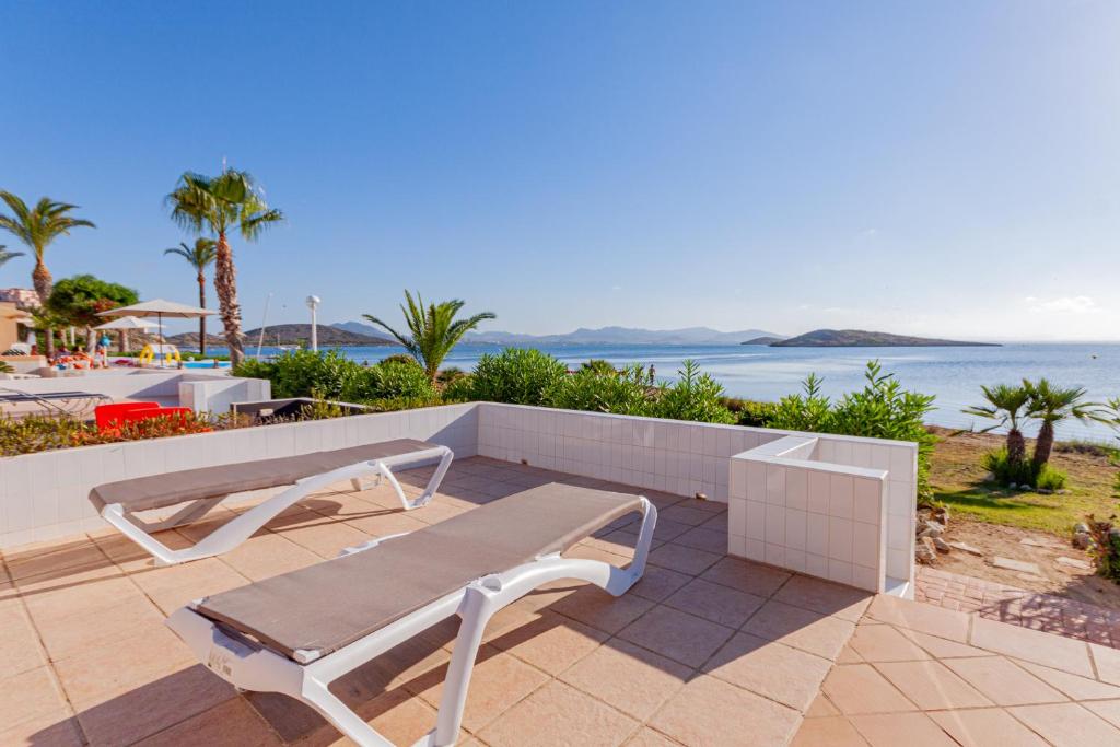 eine Bank auf einer Terrasse mit Meerblick in der Unterkunft Soling 63 in San Javier