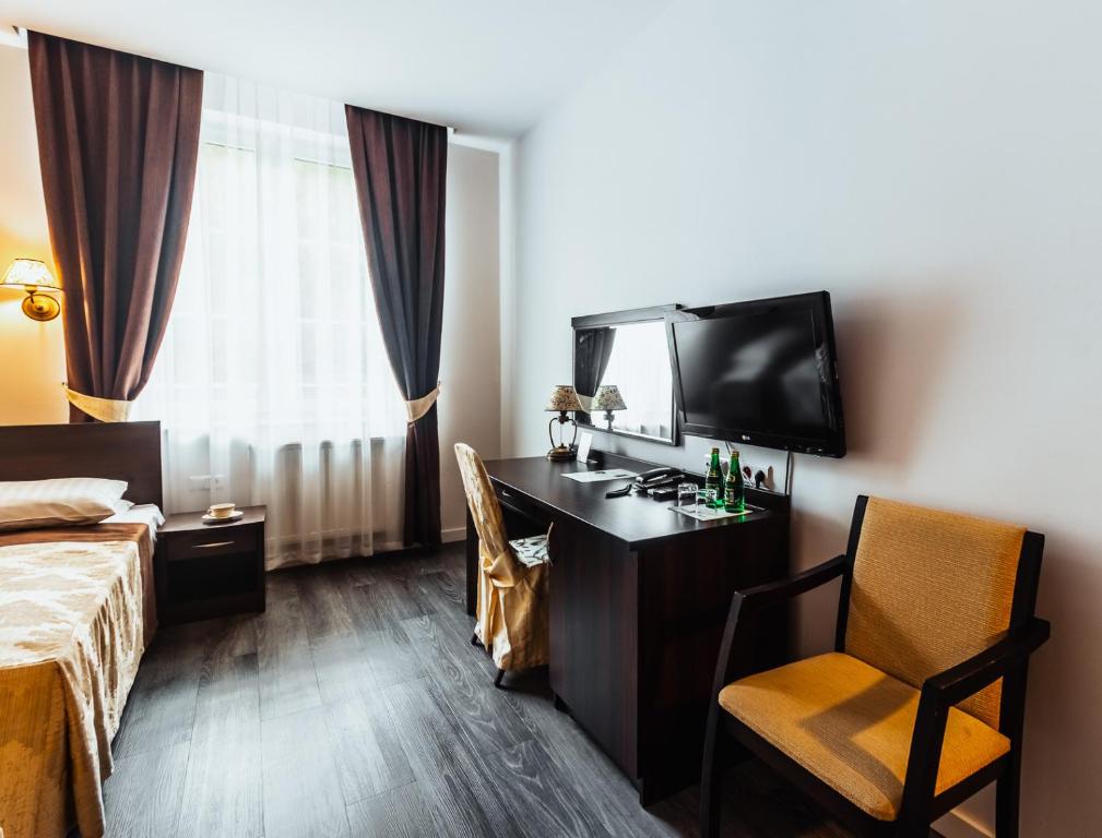 Televízia a/alebo spoločenská miestnosť v ubytovaní Dwór Dwikozy