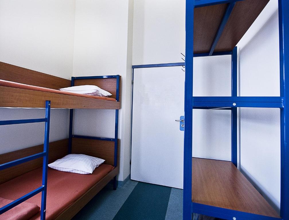 Palanda nebo palandy na pokoji v ubytování Schronisko na Wyspie