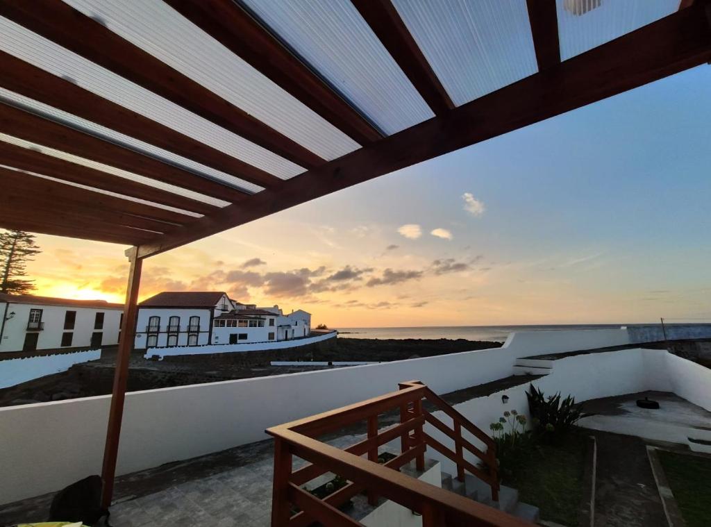 a view of the ocean from the balcony of a house at Casa do Paúl in Santa Cruz da Graciosa