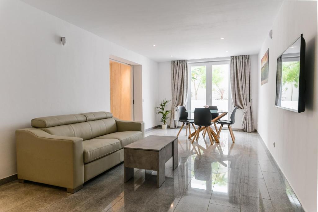 Televízia a/alebo spoločenská miestnosť v ubytovaní Villa Boutique Tenerife