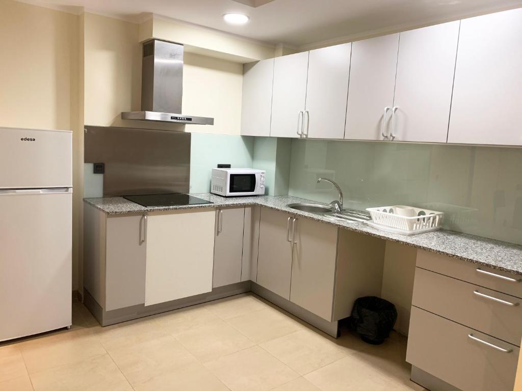 Kuchyň nebo kuchyňský kout v ubytování Apartamentos Llorts Ordino 3000