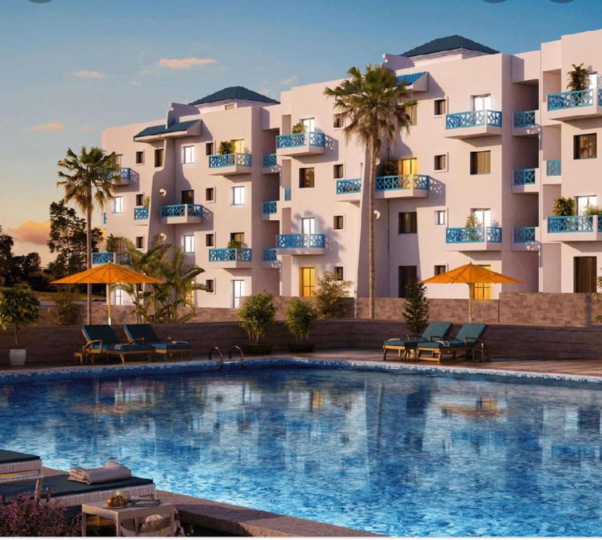 duży basen przed budynkiem w obiekcie Oceanica by Smir Park luxury apartment Marina Smir w mieście Mʼdik