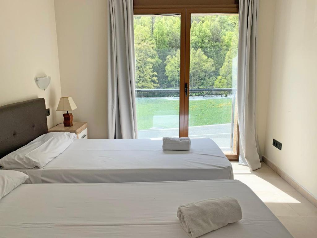 Postel nebo postele na pokoji v ubytování Apartamentos Llorts Ordino 3000