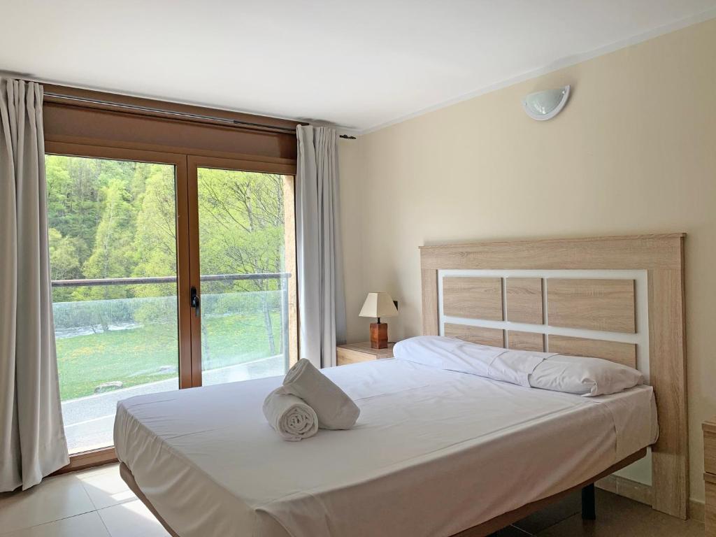 Postel nebo postele na pokoji v ubytování Apartamentos Llorts Ordino 3000