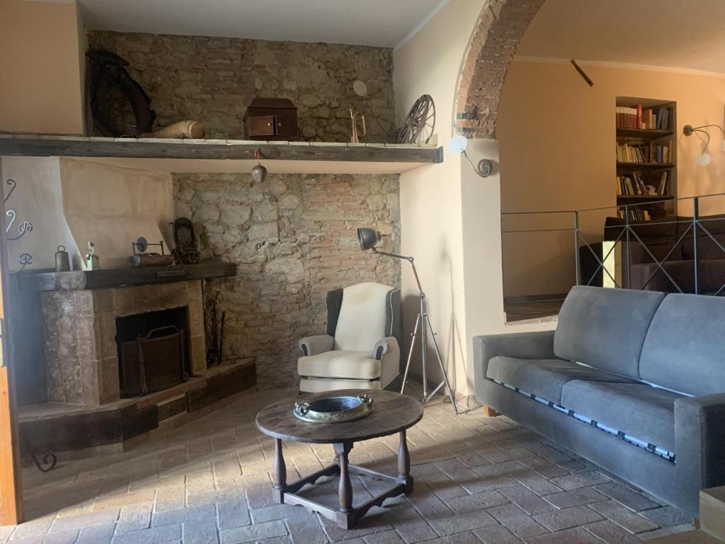 a living room with a couch and a fireplace at La Lanterna in Collesalvetti