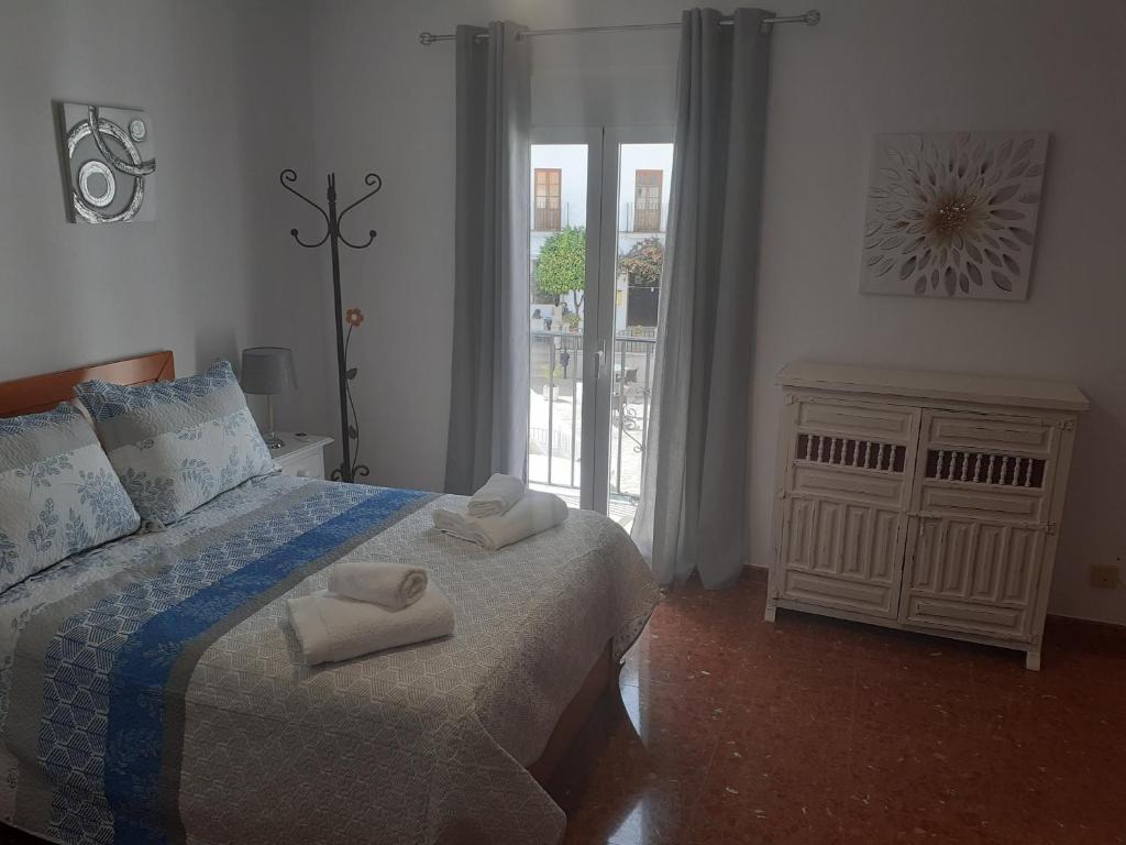 - une chambre avec un lit et 2 serviettes dans l'établissement Casa Rural Plaza Zahara Buenas Vistas, à Zahara de la Sierra