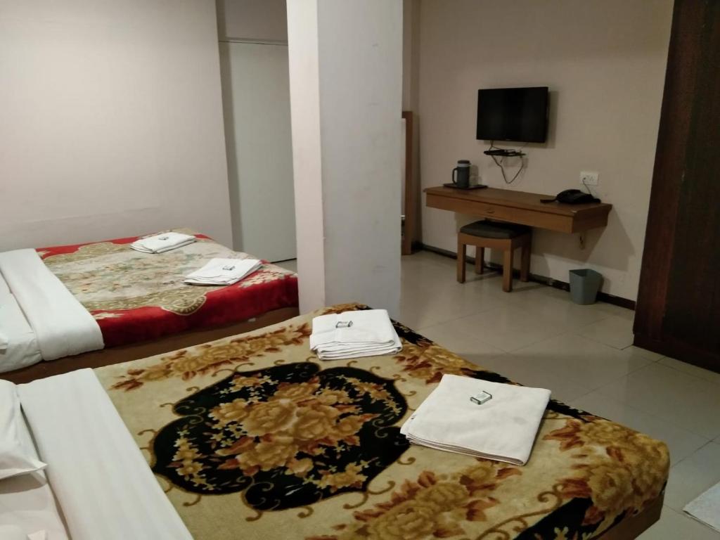 Postel nebo postele na pokoji v ubytování Hotel Preethi Palace
