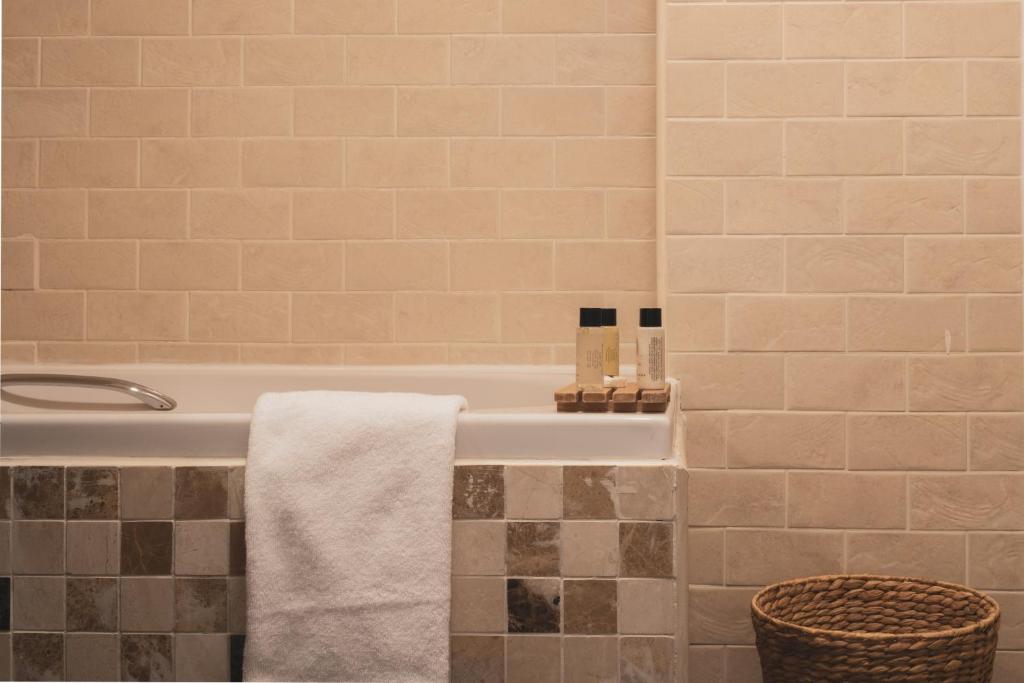 bagno con vasca e asciugamano di Old Ship Inn Hackney a Londra