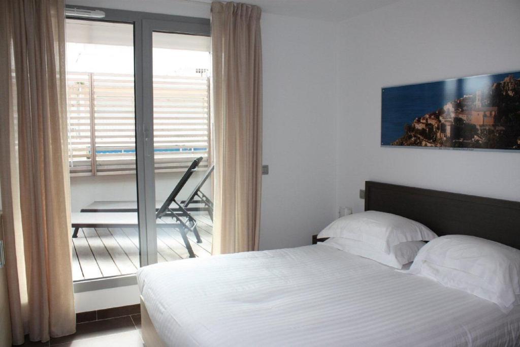 Royal Antibes - Luxury Hotel, Résidence, Beach & Spa - Family Apartment Terrace Street View