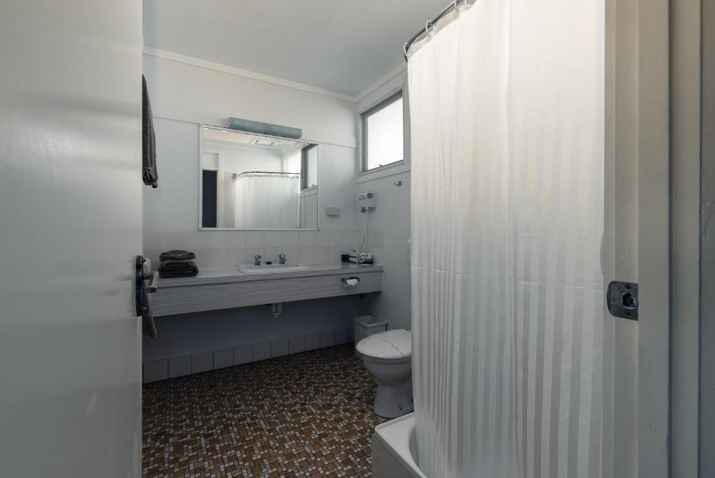 Koupelna v ubytování Barclay Motor Inn