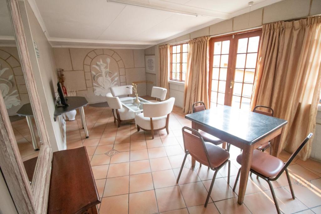 Posezení v ubytování BON Hotel Rustenburg