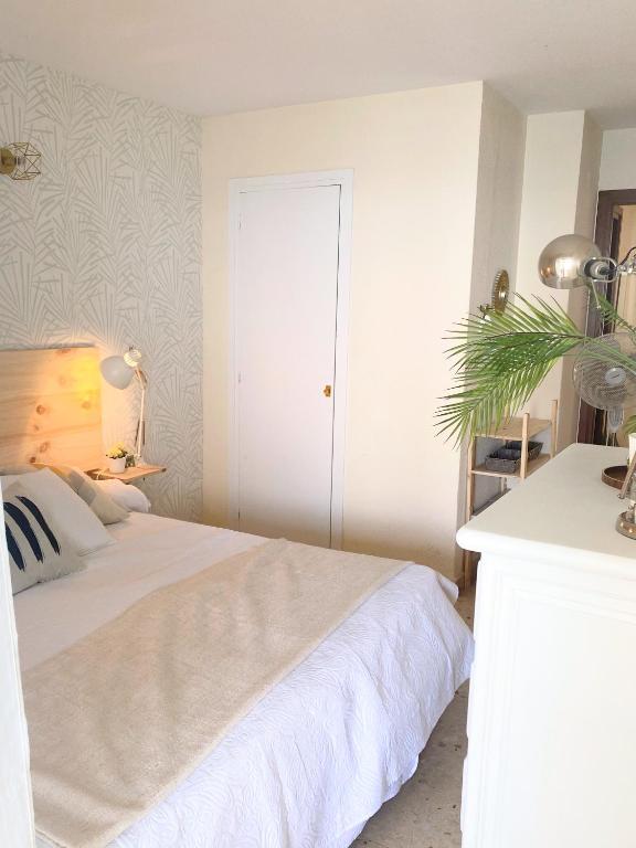 Postel nebo postele na pokoji v ubytování Apartamento Playa Levante renovado con vistas maravillosas Don Miguel 1 Deluxe