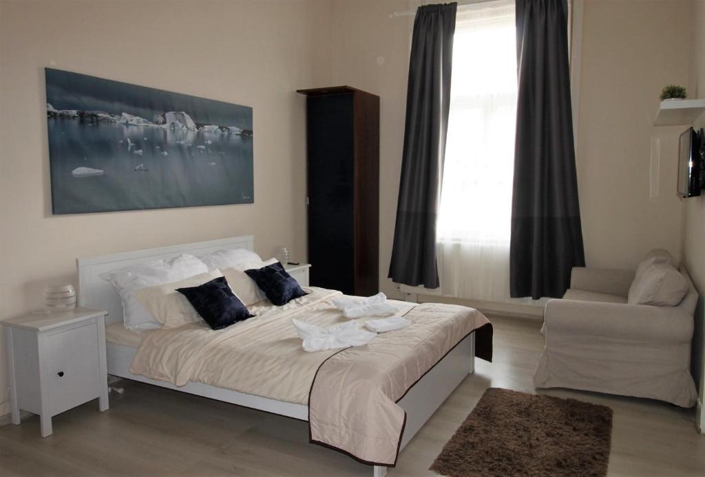 Posteľ alebo postele v izbe v ubytovaní BudapestEasyFlat Wesselenyi