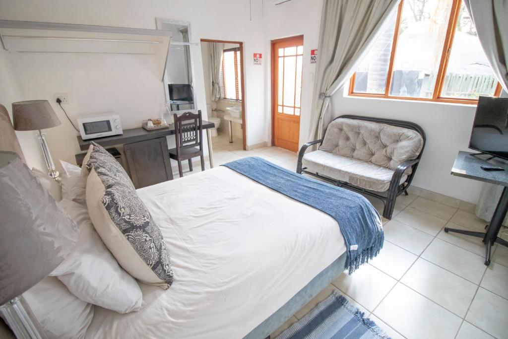 Postel nebo postele na pokoji v ubytování BON Hotel Rustenburg