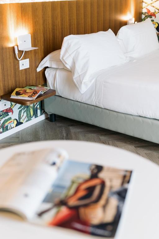 Postel nebo postele na pokoji v ubytování Collini Rooms Hotel