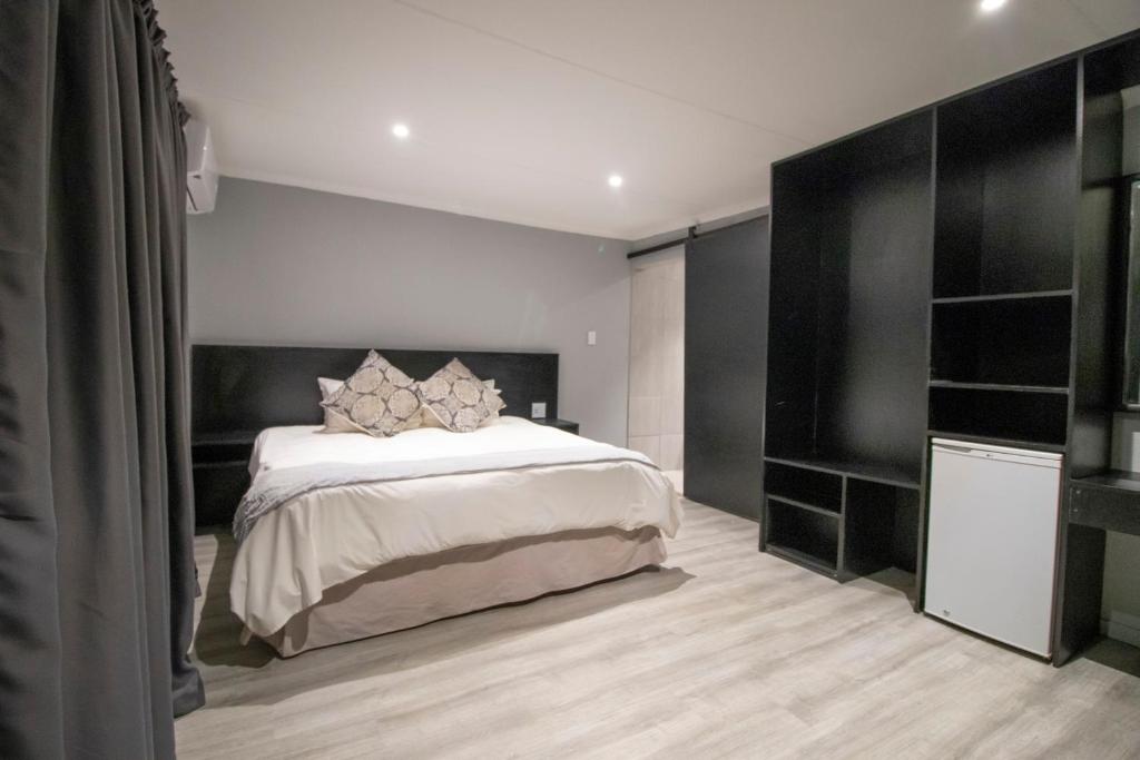 Postel nebo postele na pokoji v ubytování BON Hotel Rustenburg