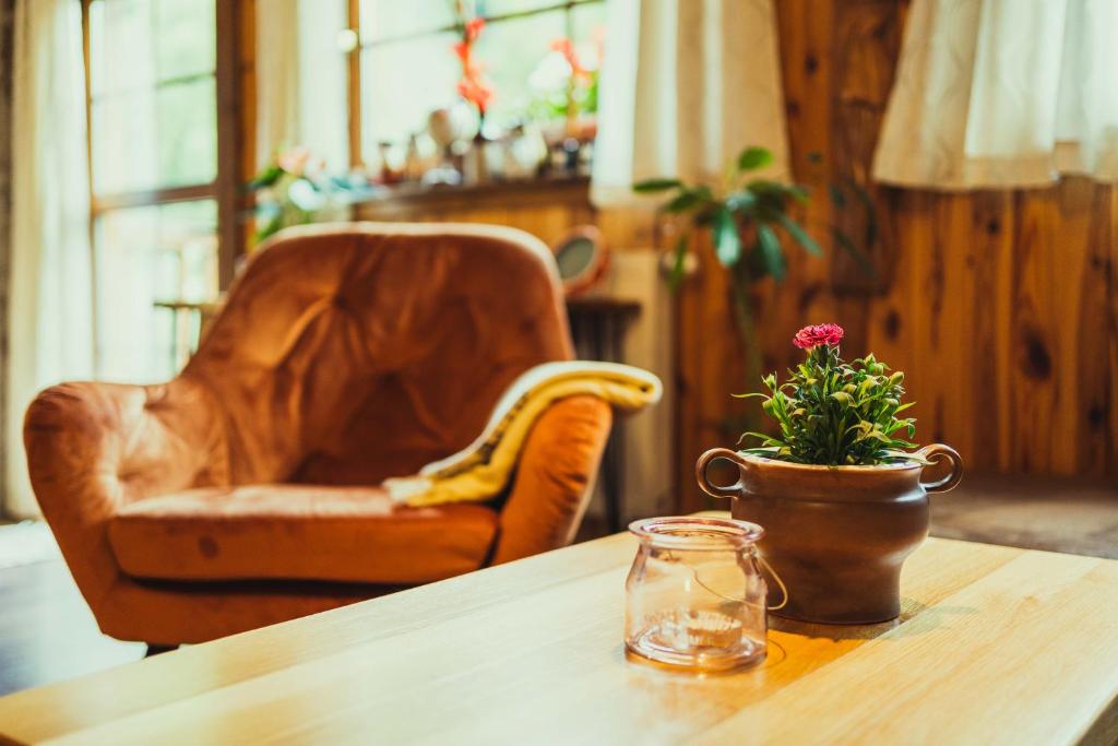 Posezení v ubytování SOVIA WELLNESS CHATA s jacuzzi kaďou a saunou, Čingov