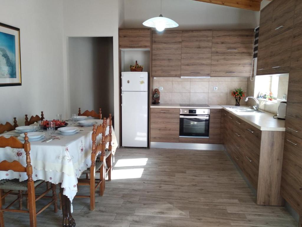 Kuchyň nebo kuchyňský kout v ubytování Villa Asterousia with Heated Jacuzzi, BBQ & Lounge