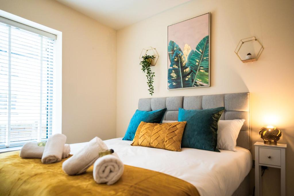 Llit o llits en una habitació de Emerald Court Executive Watford Central Apartment by PAY AS U STAY