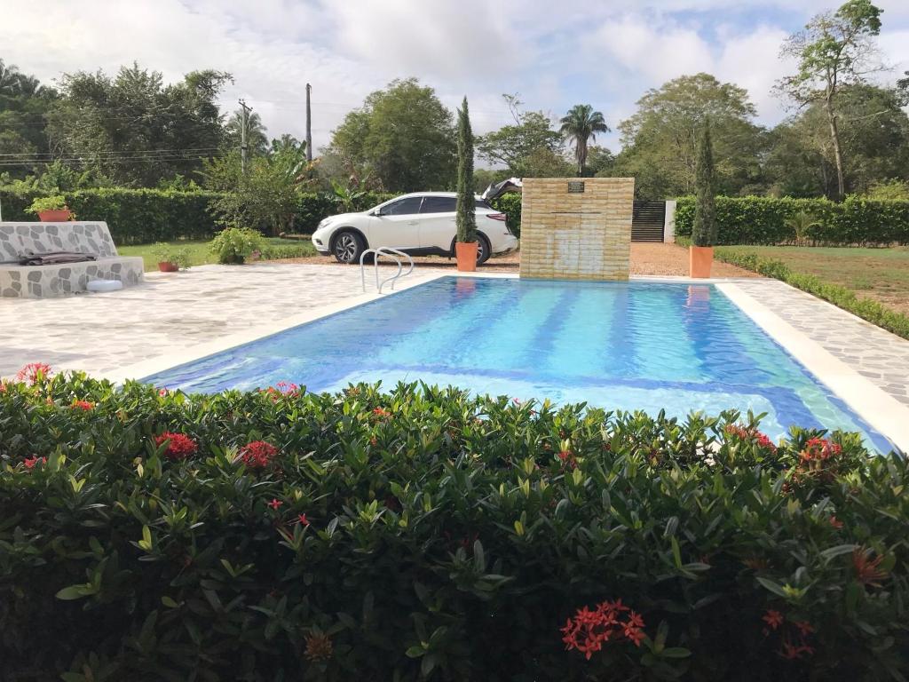 Bazén v ubytování Hermosa Casa de campo grande con aire acon,wifi,piscina,billar !villa ensueño ! nebo v jeho okolí