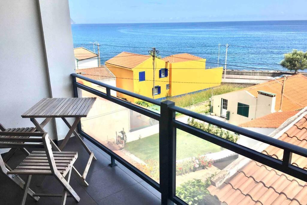ein Balkon mit Tisch und Meerblick in der Unterkunft Apartamento Vista do Mar B in Ribeira Quente