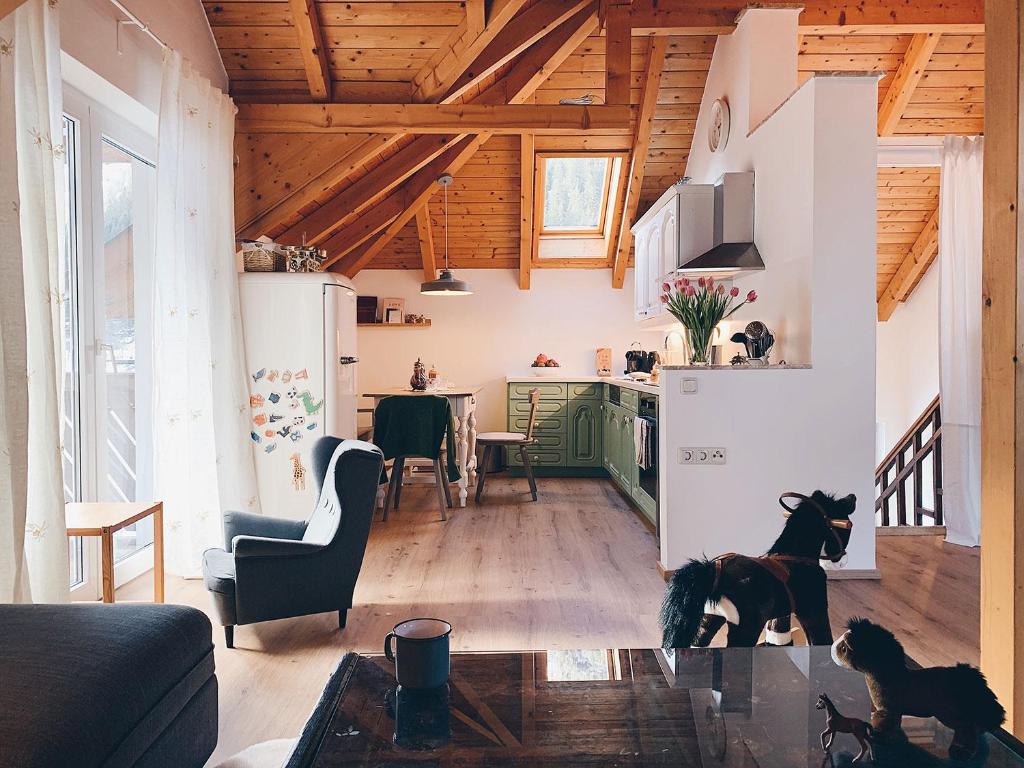 uma sala de estar com dois cães e uma cozinha em Villa Rosa em Bad Gastein