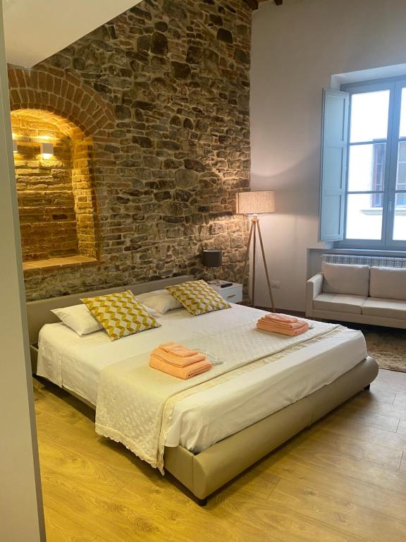 A bed or beds in a room at La Torre di Borgunto - Piazza Grande