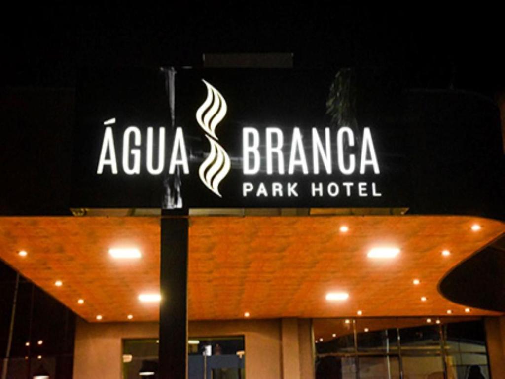 un cartel en la parte superior de un hotel Brama Park en Água Branca Park Hotel, en Araçatuba
