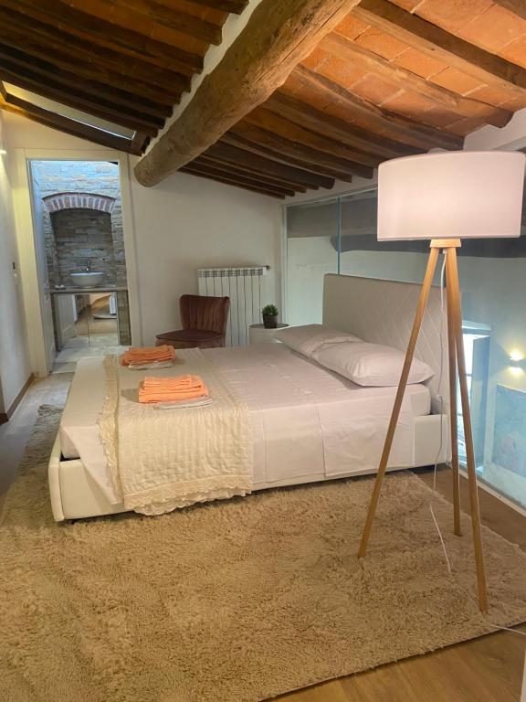 Posteľ alebo postele v izbe v ubytovaní La Torre di Borgunto - Piazza Grande