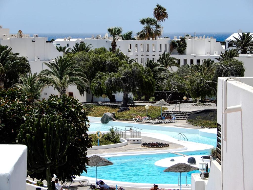 - Vistas a la piscina del complejo en Aire del Mar-Los Molinos, en Costa Teguise