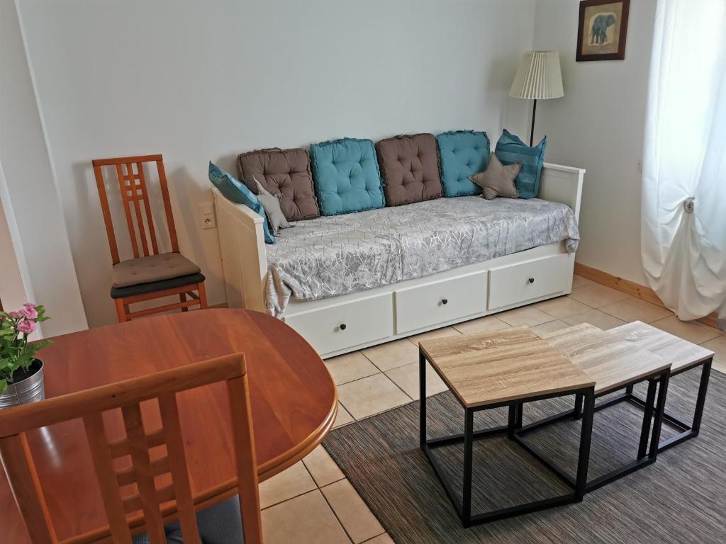 sala de estar con sofá y mesa en STUDIO 2 étoiles Rénové Proche des THERMES, en Lamalou-les-Bains