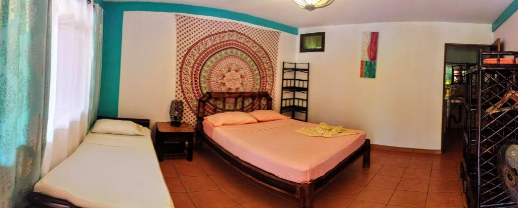 Postel nebo postele na pokoji v ubytování Cool Vibes Beach Hostel