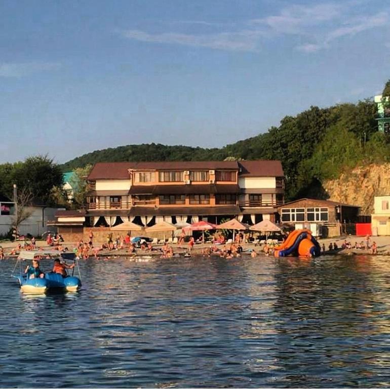 - une plage avec des gens à bord de bateaux dans l'établissement Velvet Sea, à Dzhubga