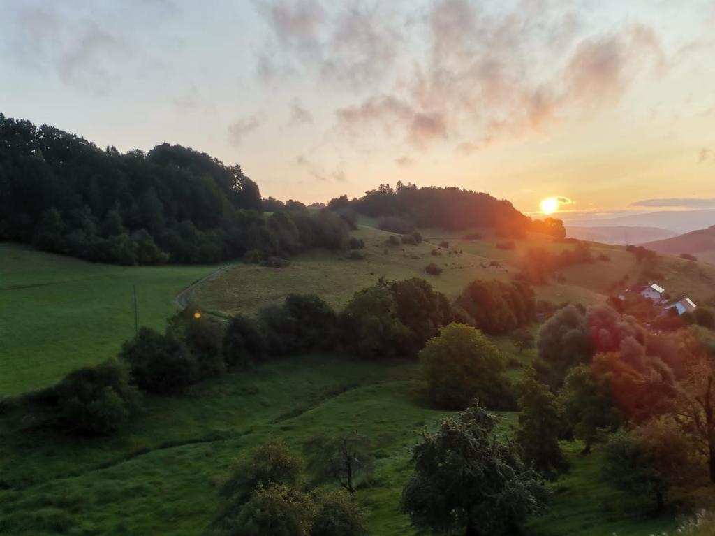 una vista aérea de un campo al atardecer en Thomas Appartement, en Stühlingen