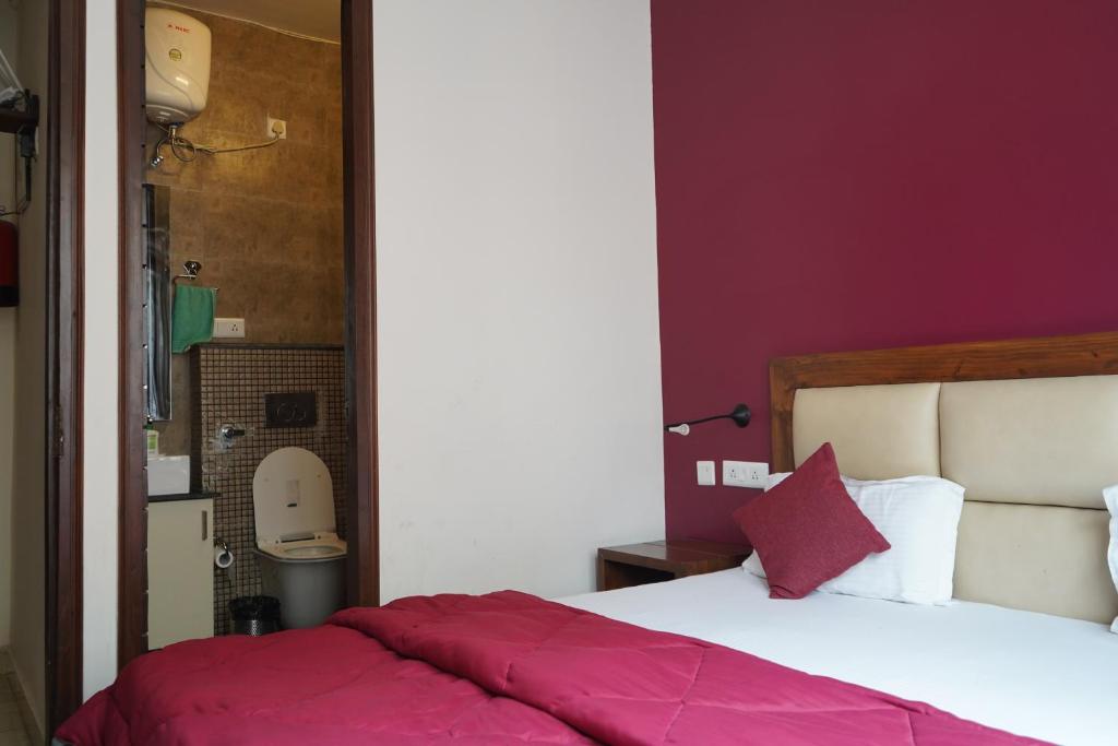 Postel nebo postele na pokoji v ubytování Joey's Hostel Rishikesh