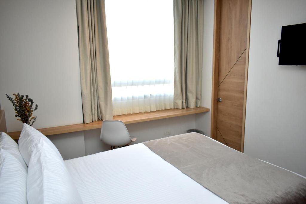 Postel nebo postele na pokoji v ubytování EM Hotel Corferias Embajada Americana