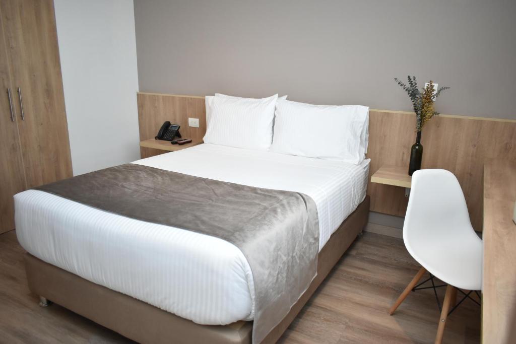 Postel nebo postele na pokoji v ubytování EM Hotel Corferias Embajada Americana
