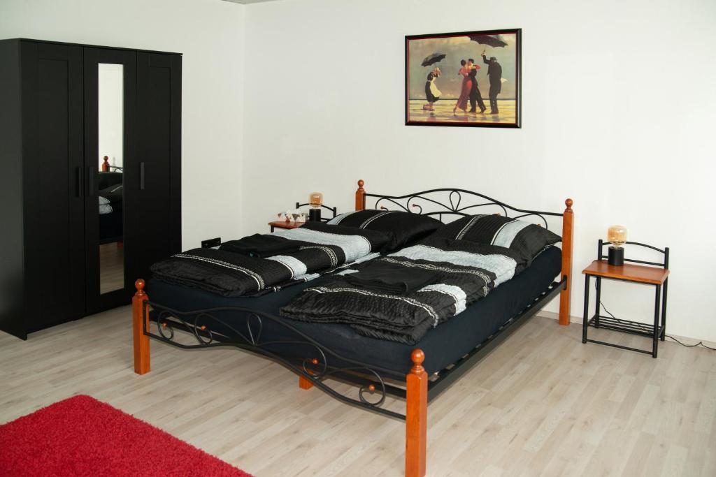 - un lit avec des oreillers en noir et blanc dans l'établissement Ferienwohnung Jagsthausen, à Jagsthausen