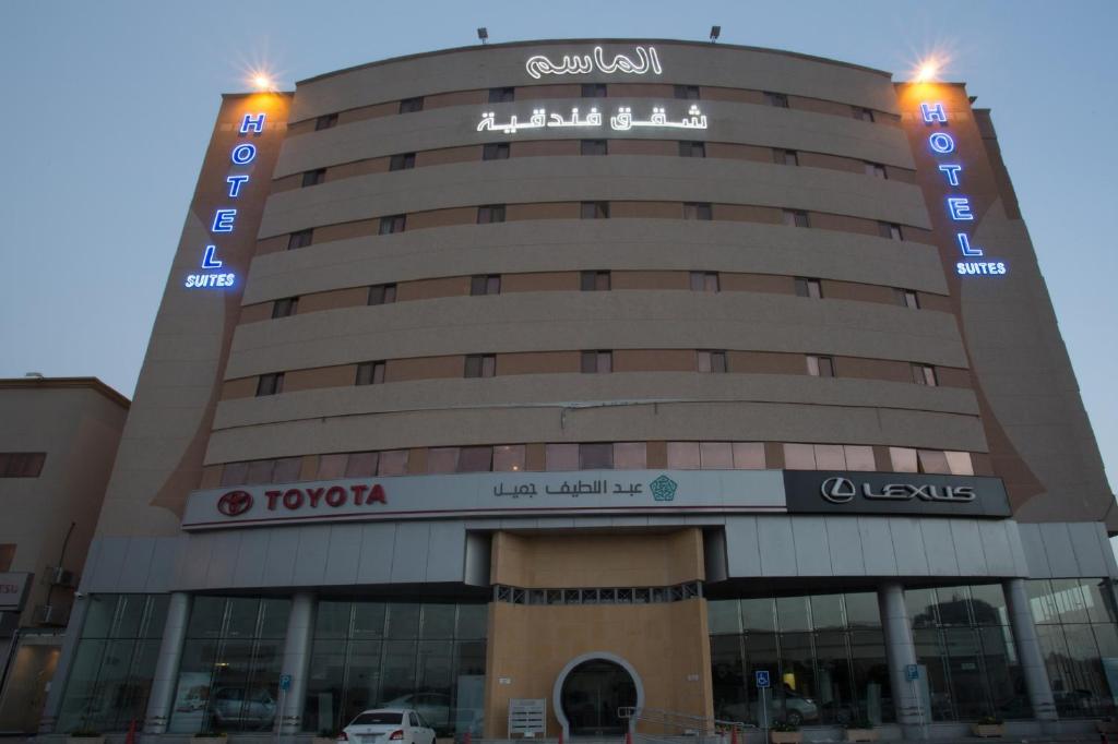 ein Gebäude mit einem Schild darüber in der Unterkunft Al Masem Luxury Hotel Suites 3 Al Ahsa in Al Hofuf